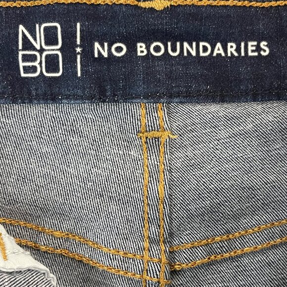 No Boundaries Distressed High-Waisted Denim Shorts With Frayed Hem Size 5 - Picture 6 of 10